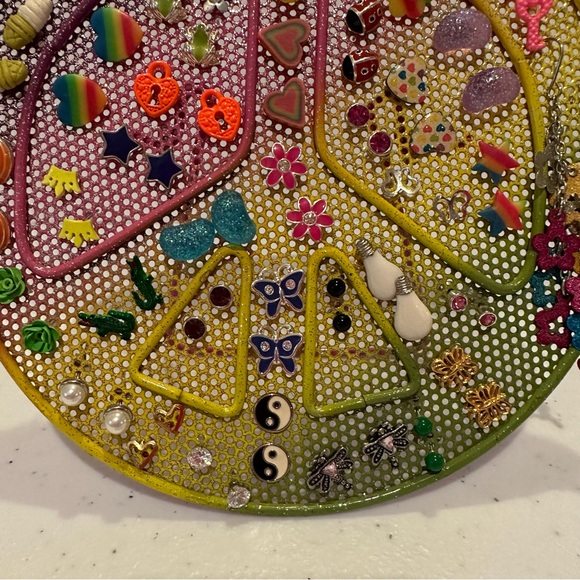 Girl’s Peace Sign Earrings holder / stand w/ over 35 pairs of earrings - Picture 5 of 9